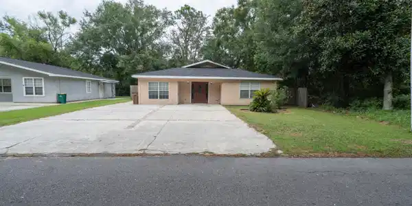 Image 2: 215 McCaughan Ave-04521