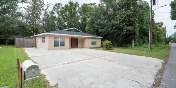Image 3: 215 McCaughan Ave-04519