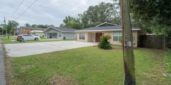 Image 4: 215 McCaughan Ave-04525