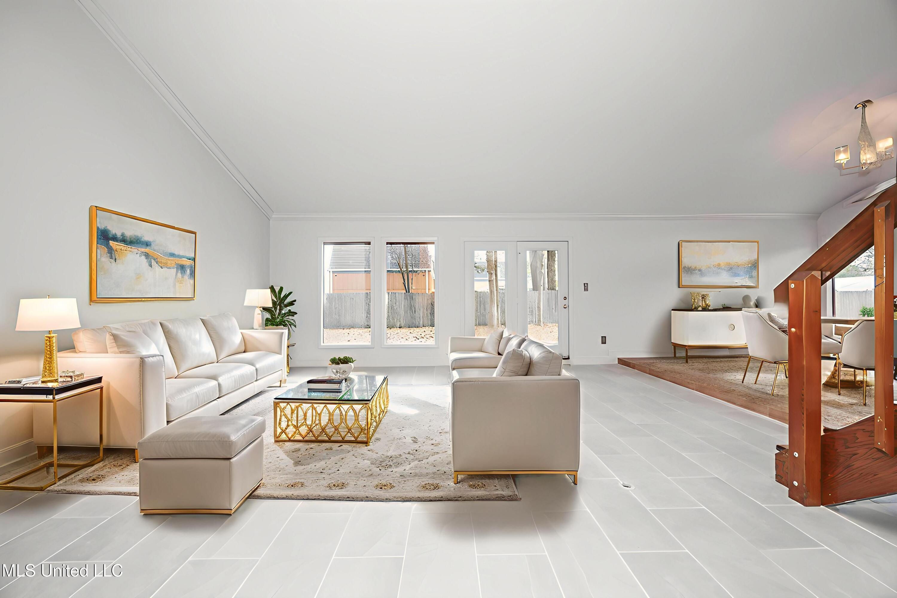 Image 4: IMG_3544 - Living Room - Luxury - 5