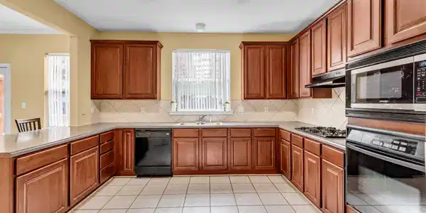 Image 4: Large kitchen with gas cooktop