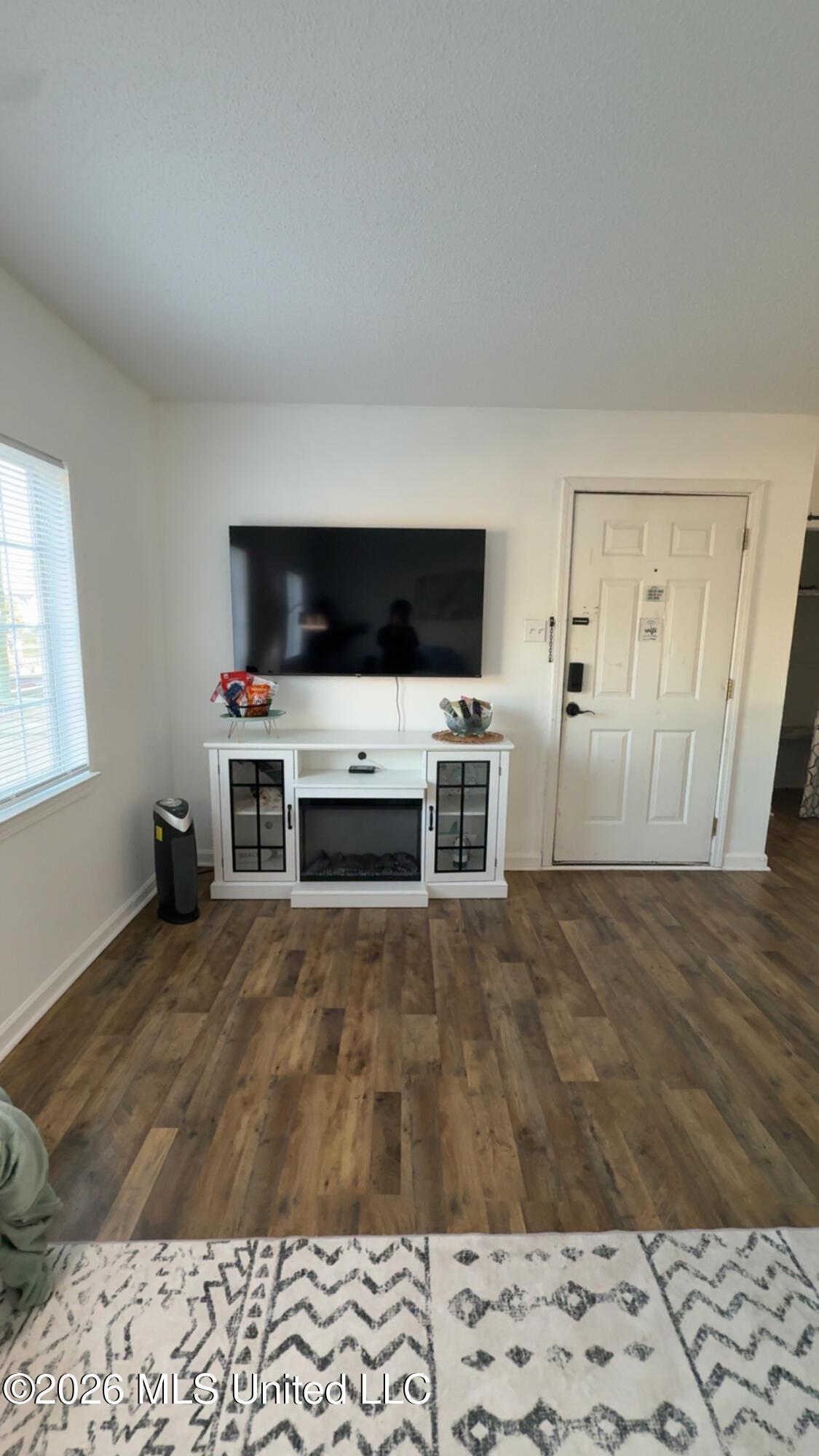 Image 2: LIVING ROOM