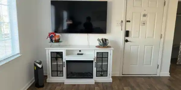 Image 2: LIVING ROOM