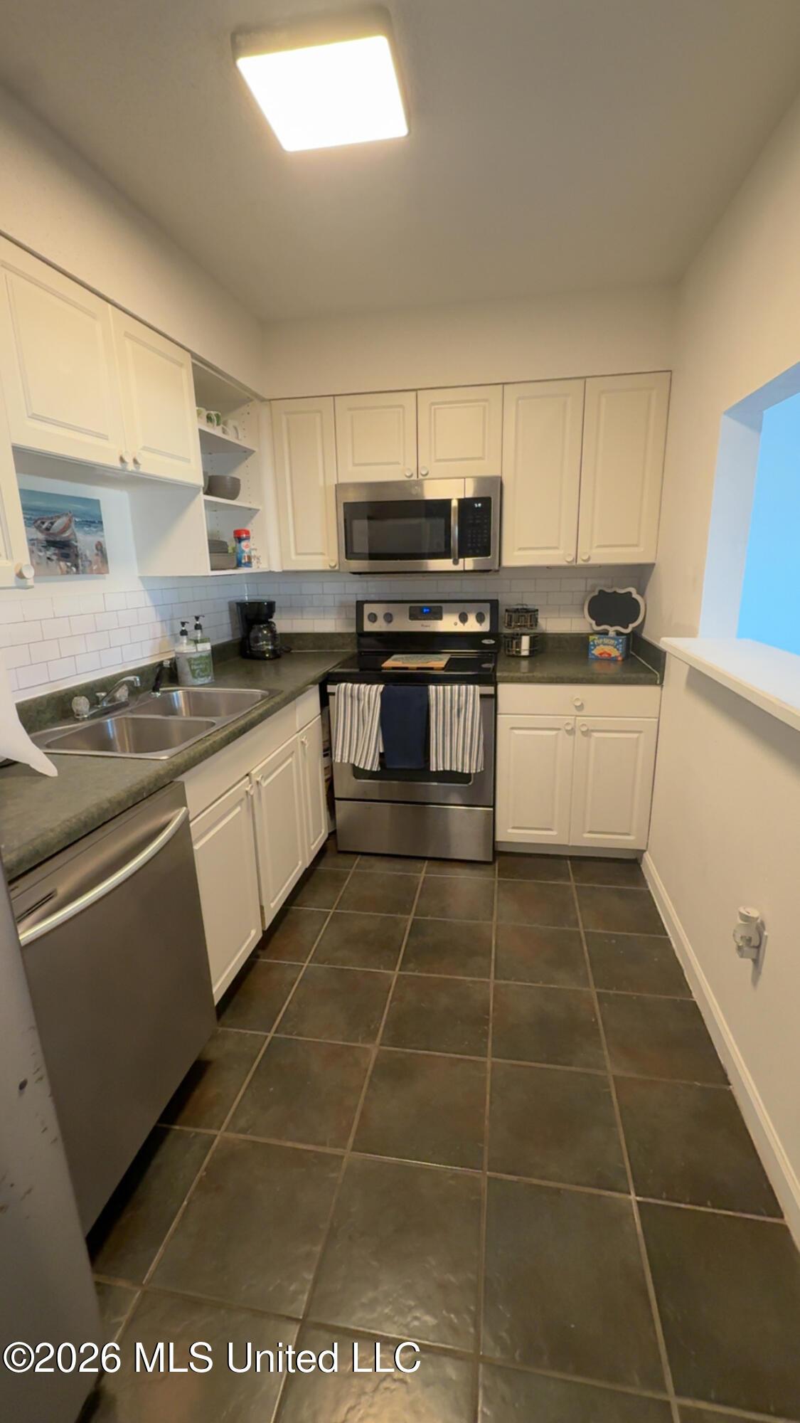 Image 4: KITCHEN