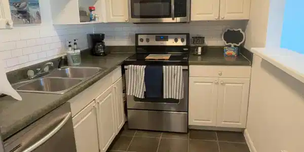 Image 4: KITCHEN