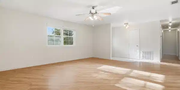 Image 4: living room