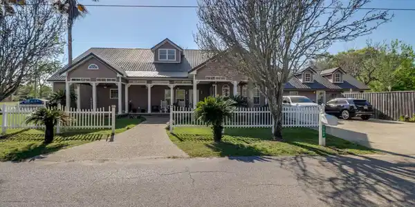 1602 E Railroad Street