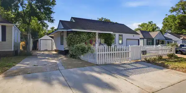 Image 2: EXTERIOR FRONT