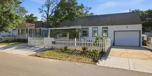 Image 3: EXTERIOR FRONT