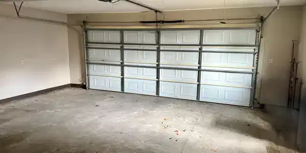 Image 4: Large garage