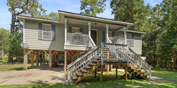 Image 3: 3_front exterior 3