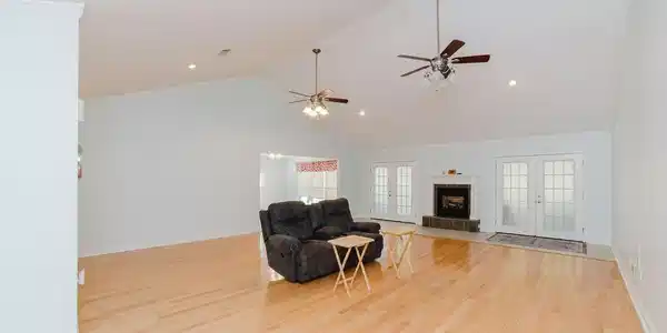 Image 4: Open Living Area