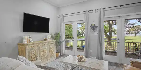 Image 3: 1521 Roberts Living Room Beach View