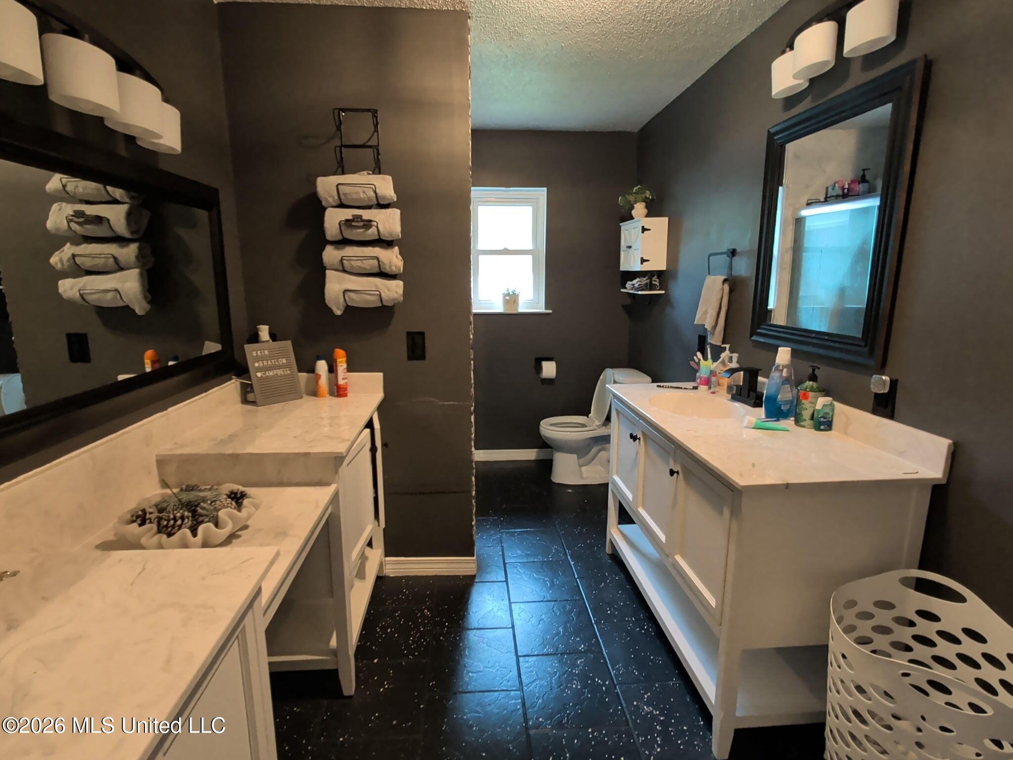 Image 4: 1332772416222936218