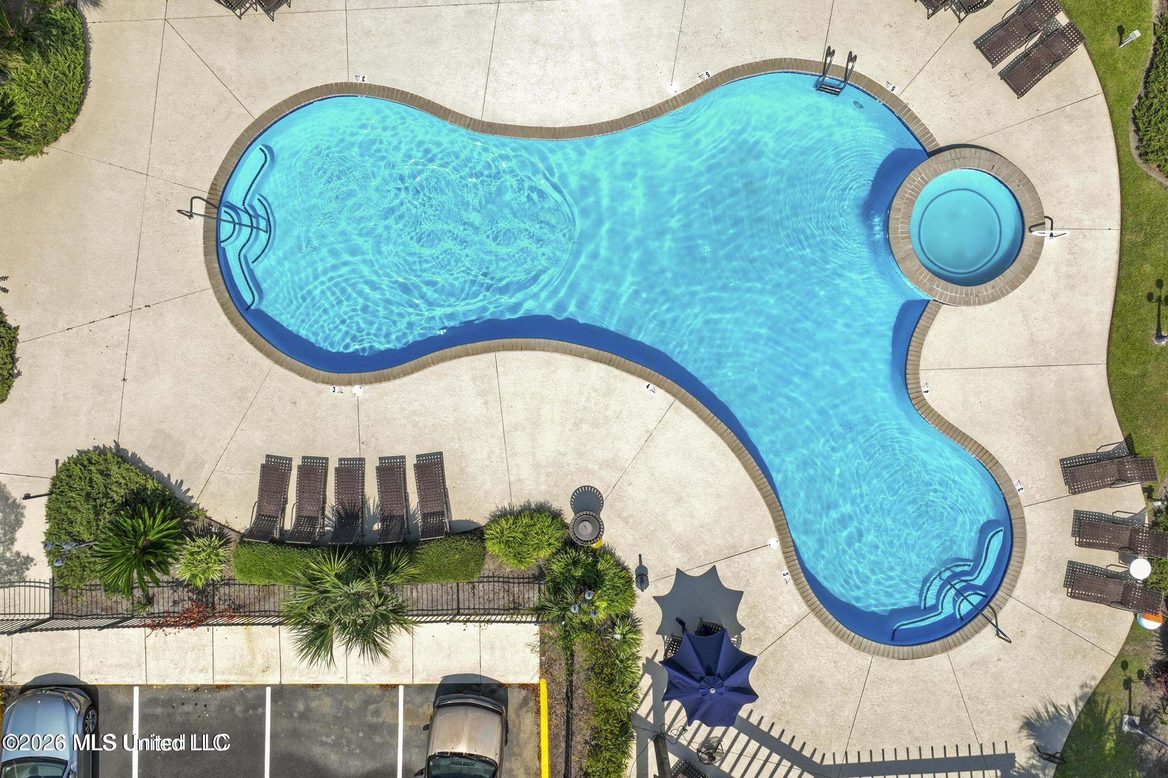 Image 4: H5 Pool
