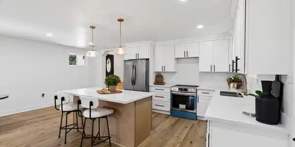 901 De La Pointe Drive