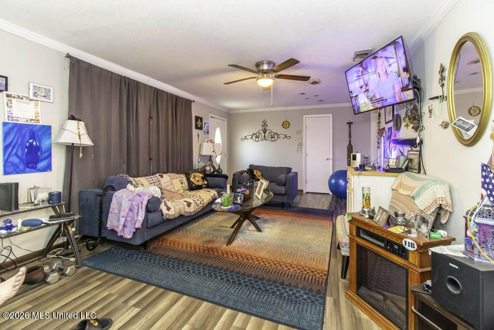 Image 3: Family room 1.1