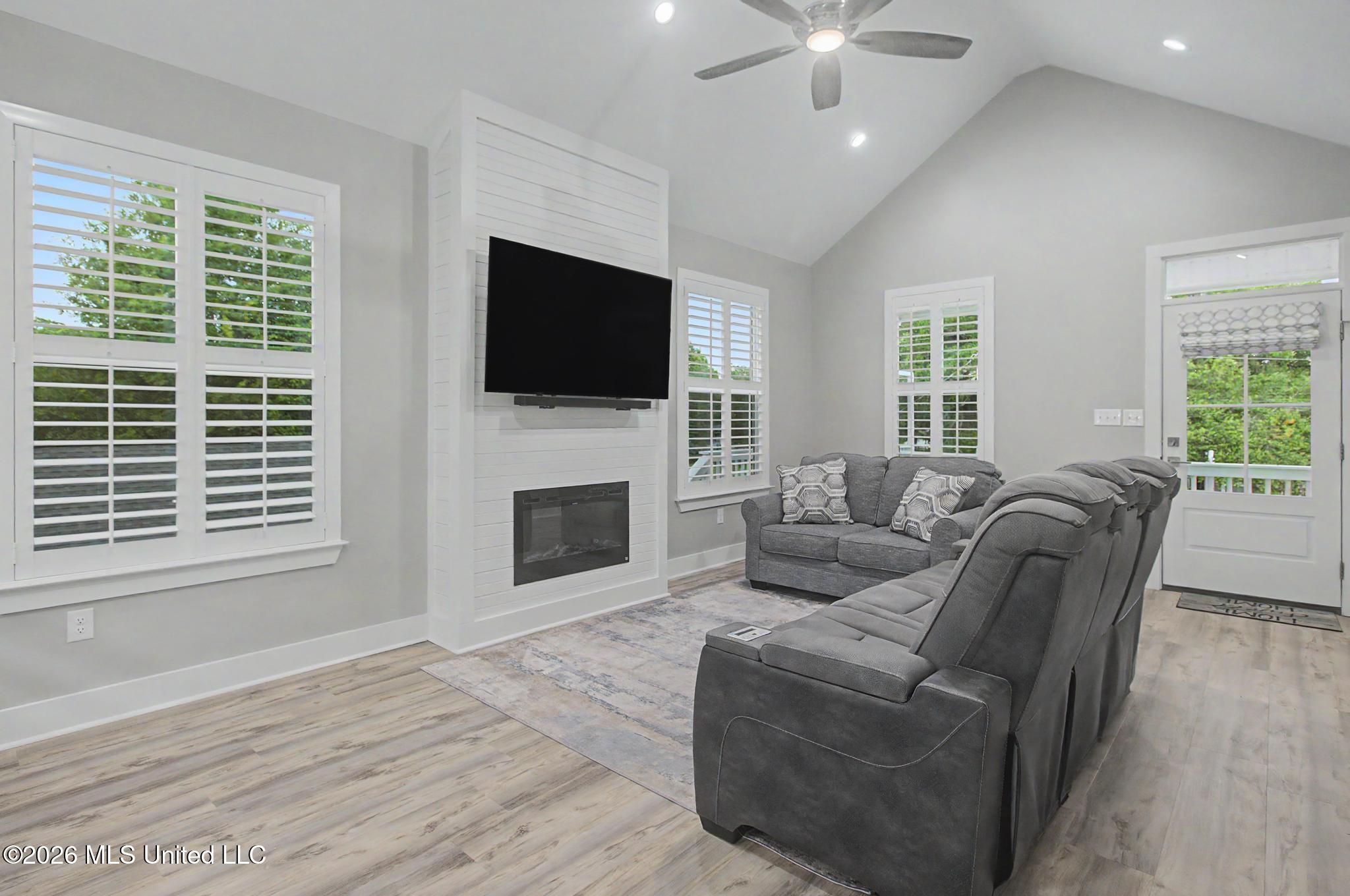 Image 4: Living Room