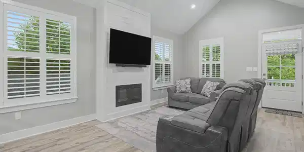 Image 4: Living Room