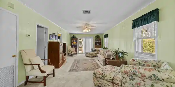 Image 4: Living area