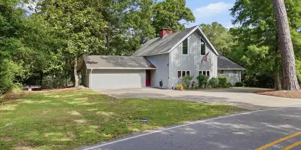 Image 3: EXTERIOR FRONT