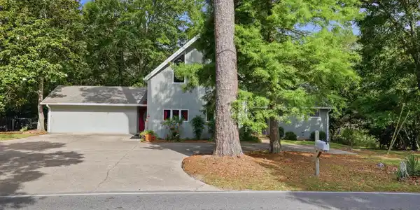 Image 4: EXTERIOR FRONT