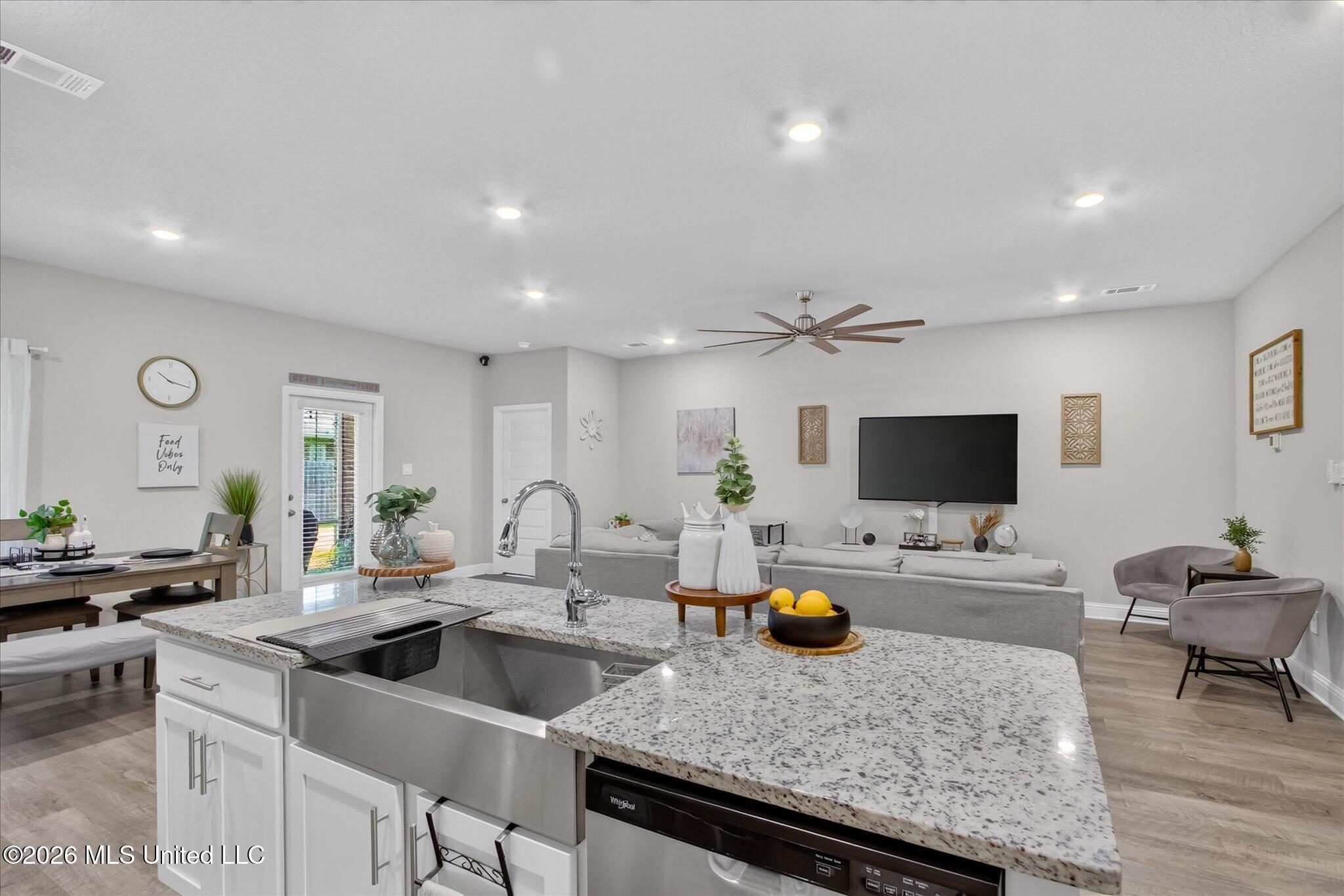 Image 2: Open Floor Plan