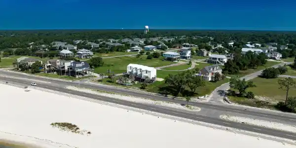 Image 4: Beachfront