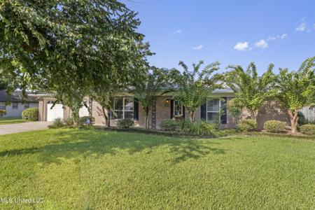 1313 Queen Park Circle