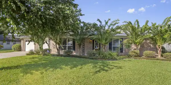 1313 Queen Park Circle