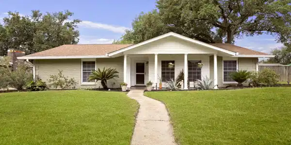 122 Azalea Drive E