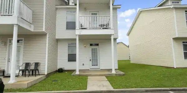 1121 Century Oaks