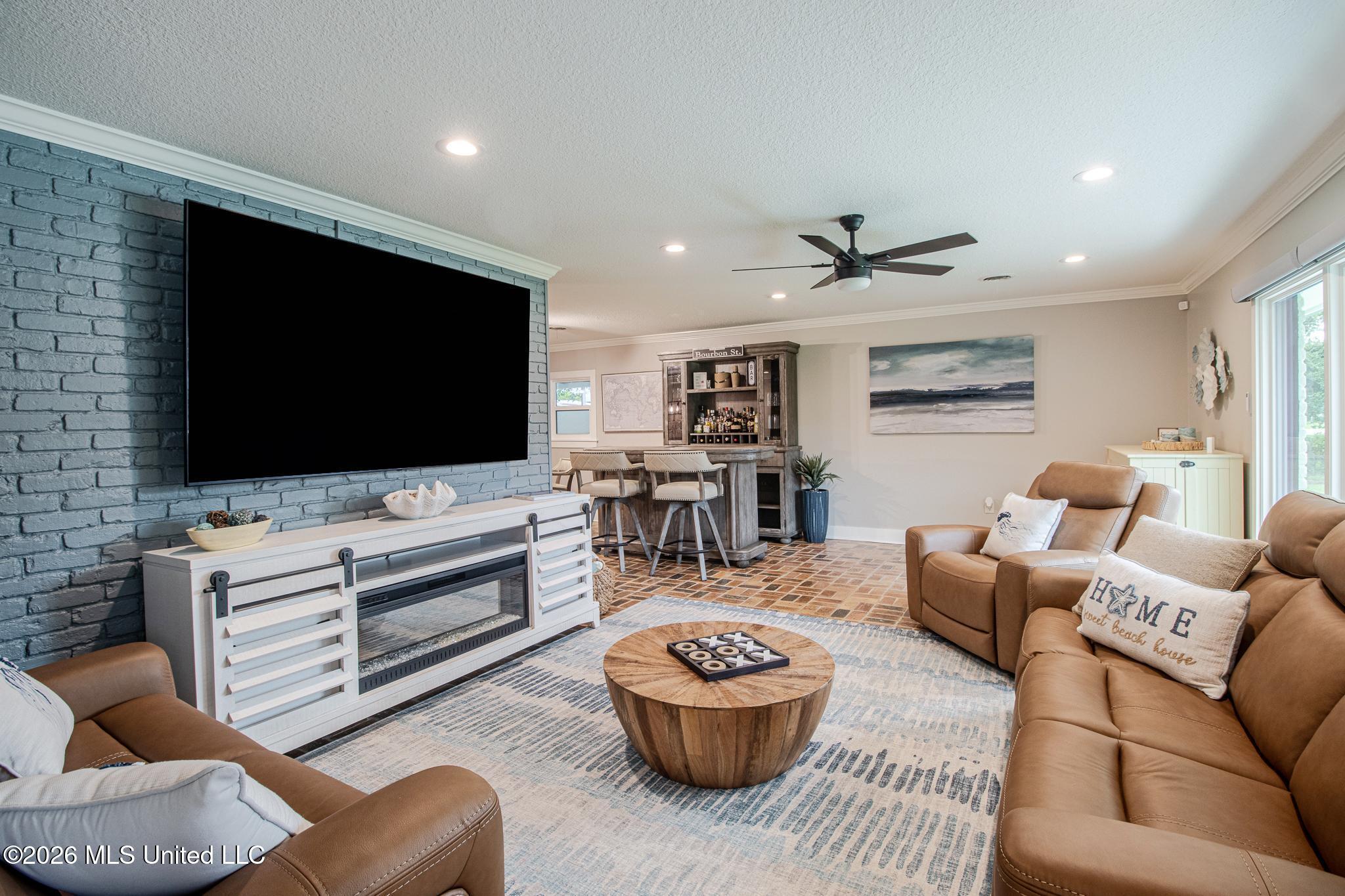Image 3: Living Room