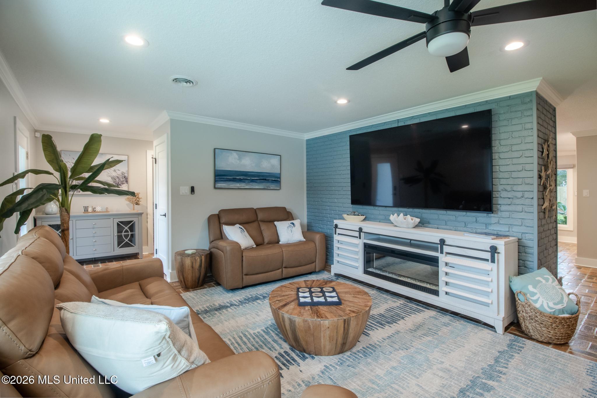 Image 4: Living Room