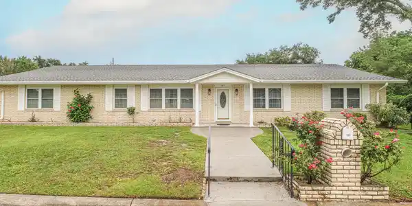 123 Azalea Drive E