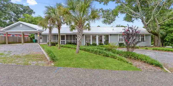 100 Hickory Lane