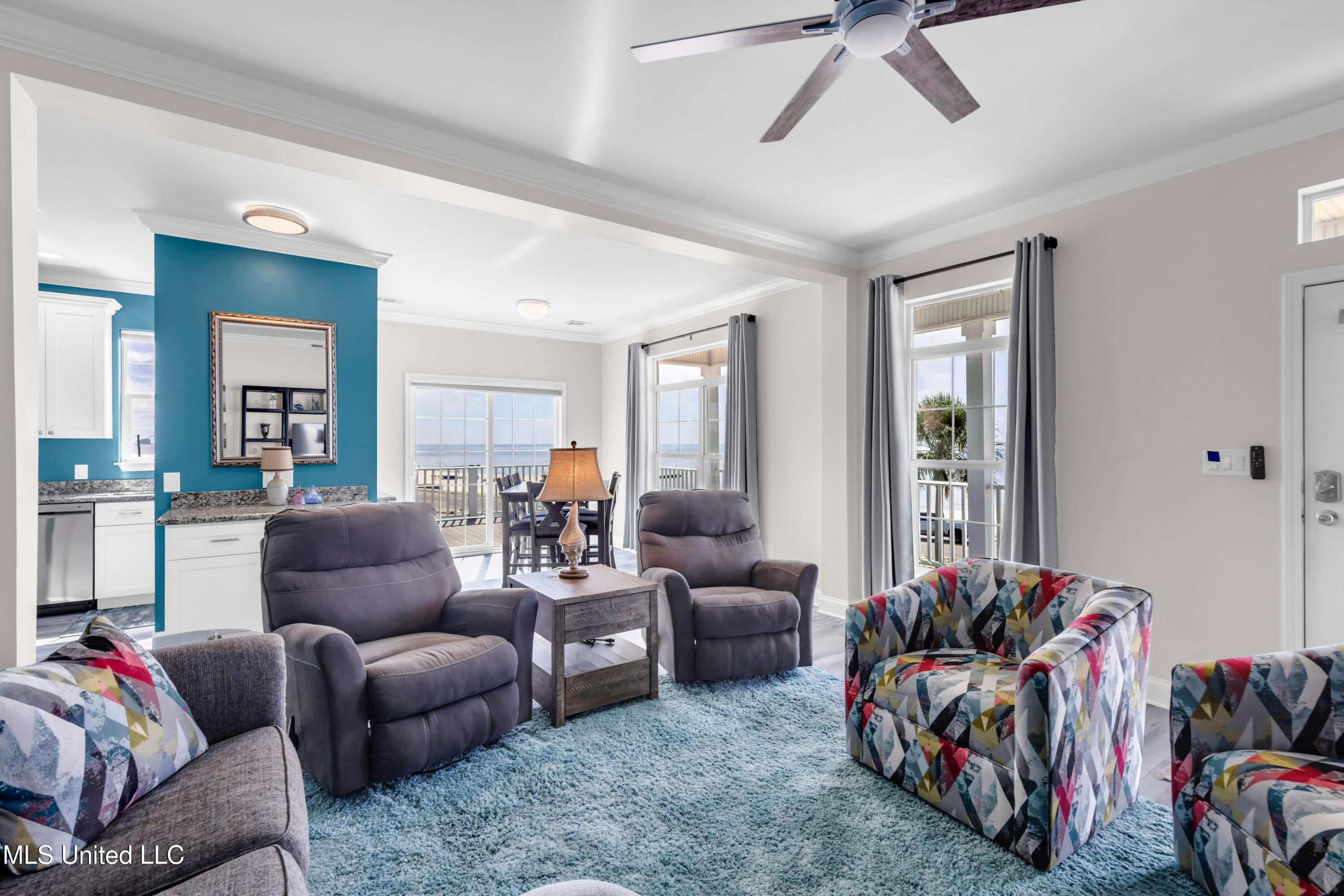 Image 3: 898BeachBlvd-9