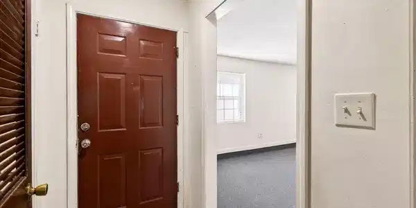 Image 2: 640PeytonDr-4