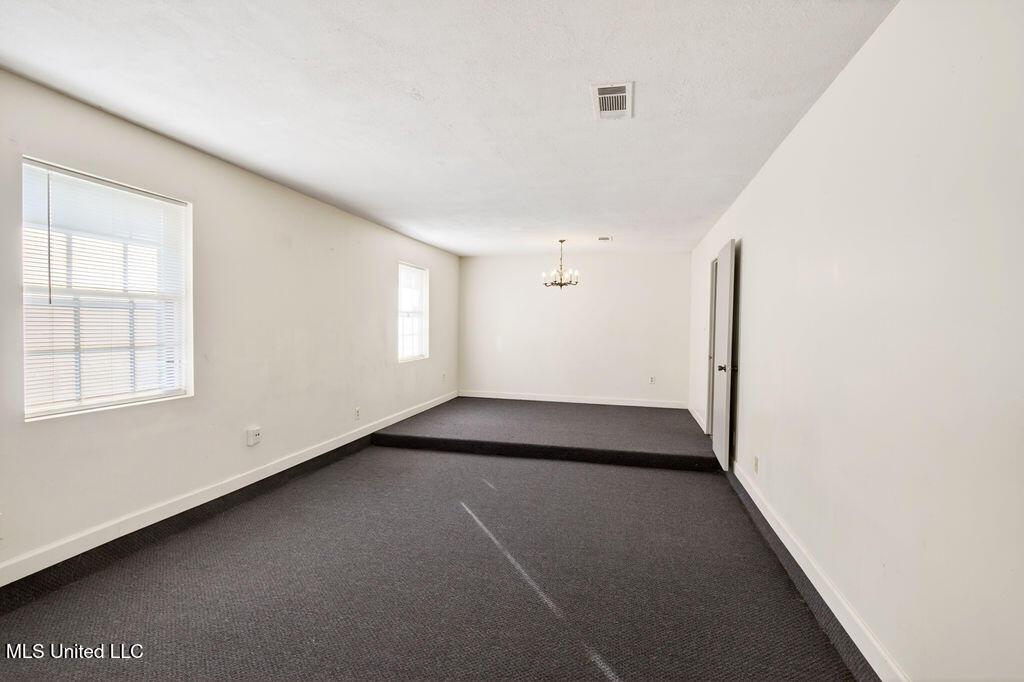 Image 3: 640PeytonDr-5