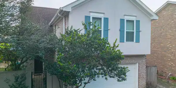 2621 Rue Palafox