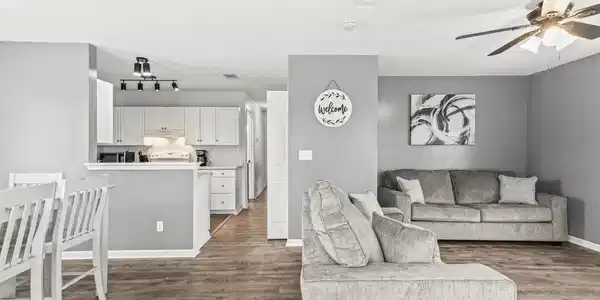 Image 3: living room 1