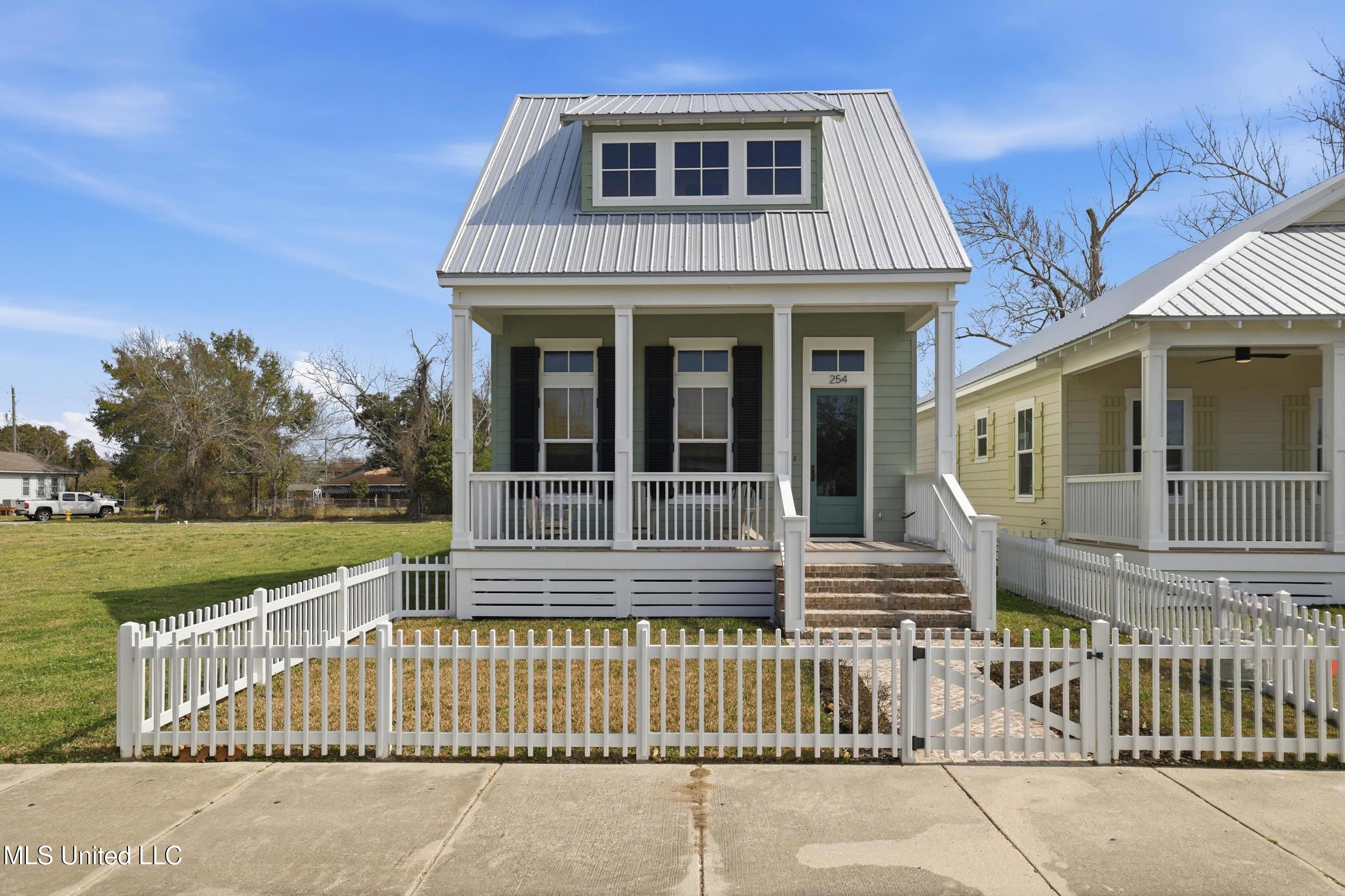 Image 2: EXTERIOR FRONT