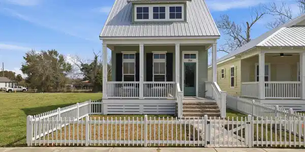 Image 2: EXTERIOR FRONT
