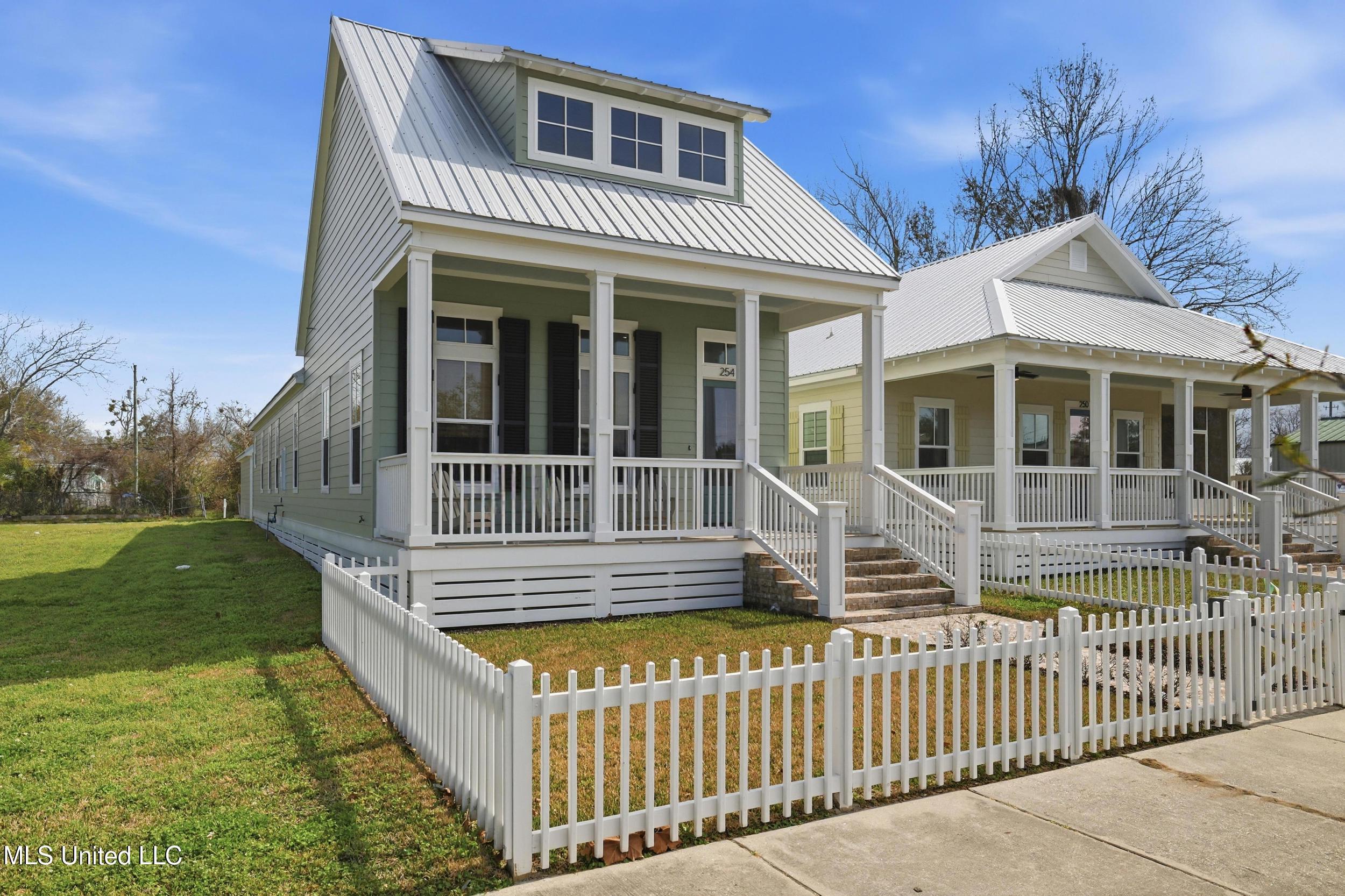 Image 3: EXTERIOR FRONT
