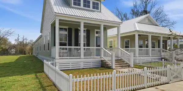 Image 3: EXTERIOR FRONT
