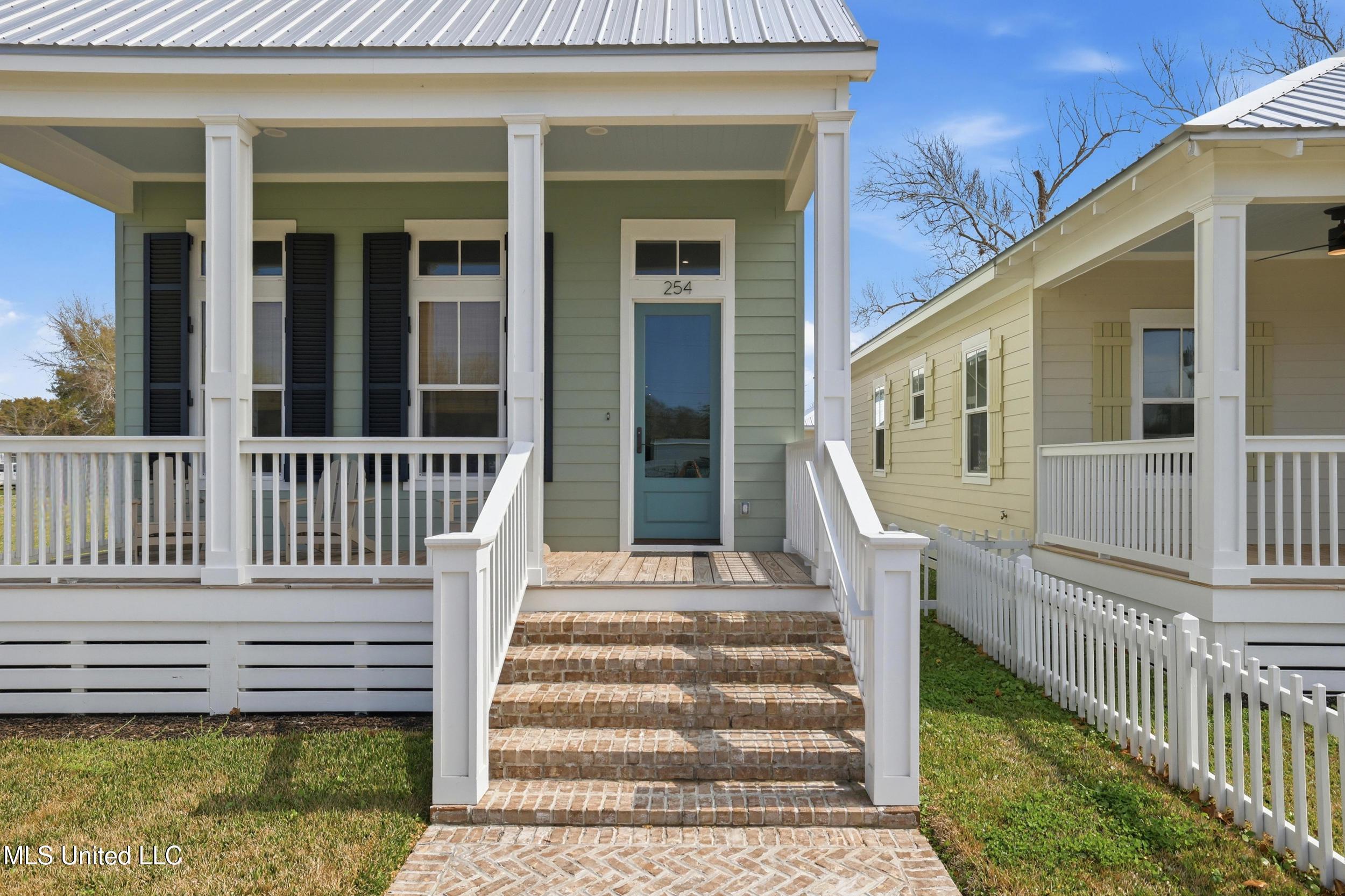 Image 4: ENTERANCE AND FRONT PORCH
