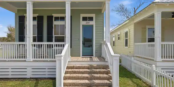 Image 4: ENTERANCE AND FRONT PORCH