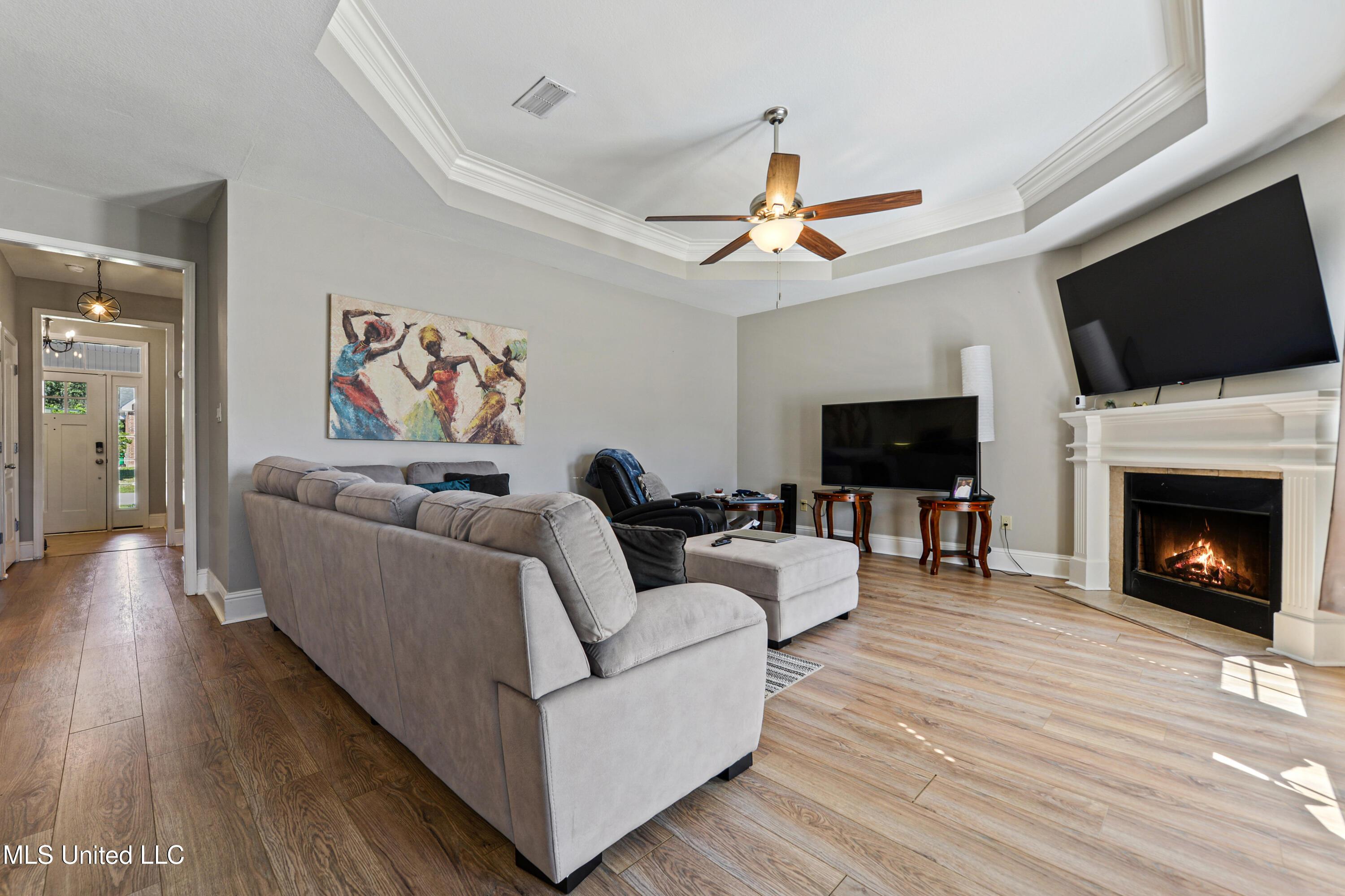 Image 3: Living Room