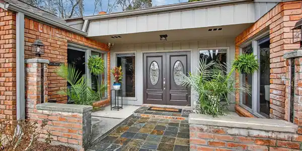 Image 3: Courtyard Entrance