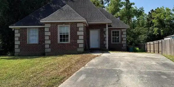 3 Laudeac Court